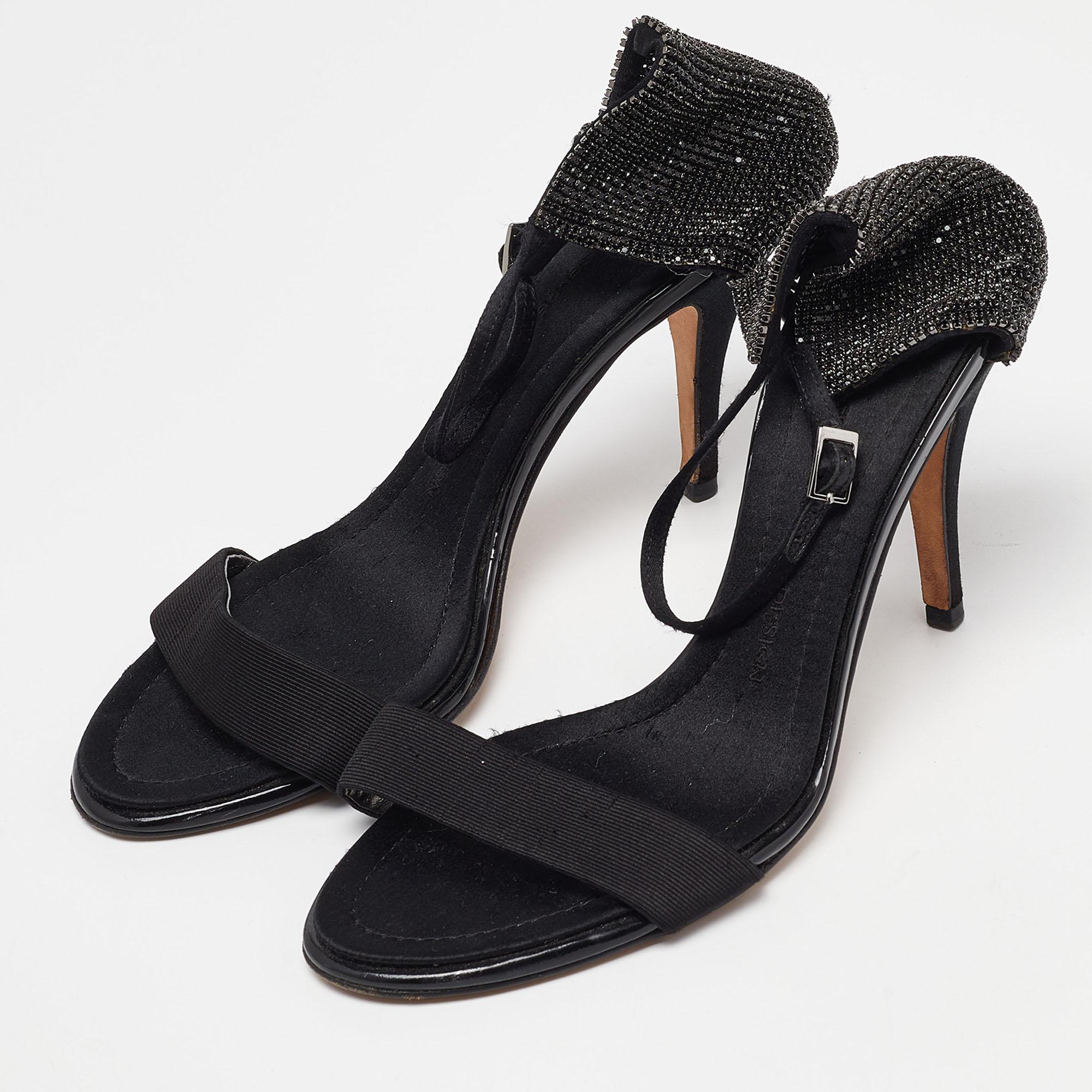 Abbiamo gli occhi a cuoricino per questi sandali di Giuseppe Zanotti! Sono state splendidamente realizzate in tessuto nero e dotate di un cinturino a punta singola, di un contrafforte chiuso ricoperto di cristalli e di una semplice chiusura con