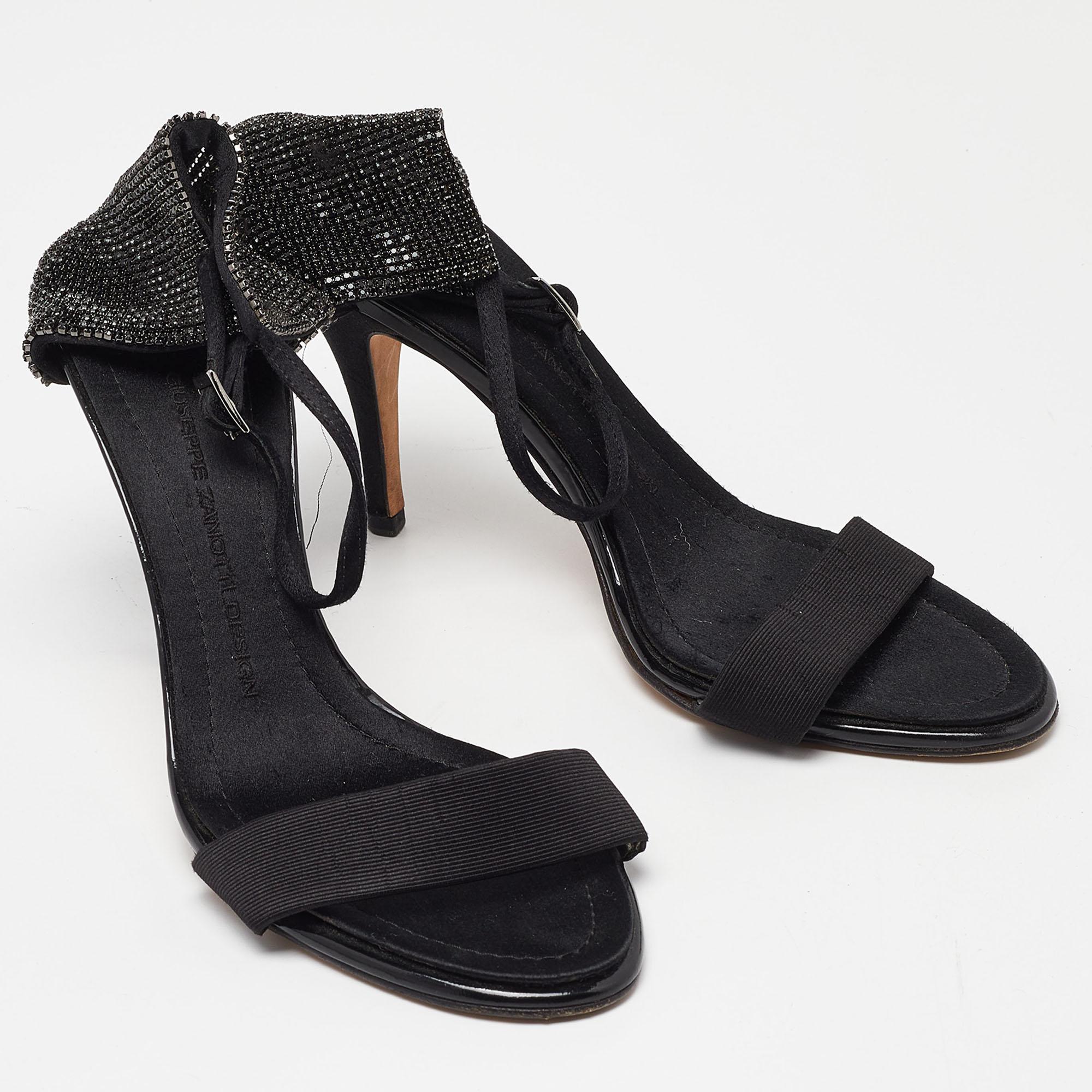 Giuseppe Zanotti Sandali con cinturino alla caviglia in tessuto nero e impreziositi misura 39,5 In condizioni buone in vendita a Dubai, Al Qouz 2