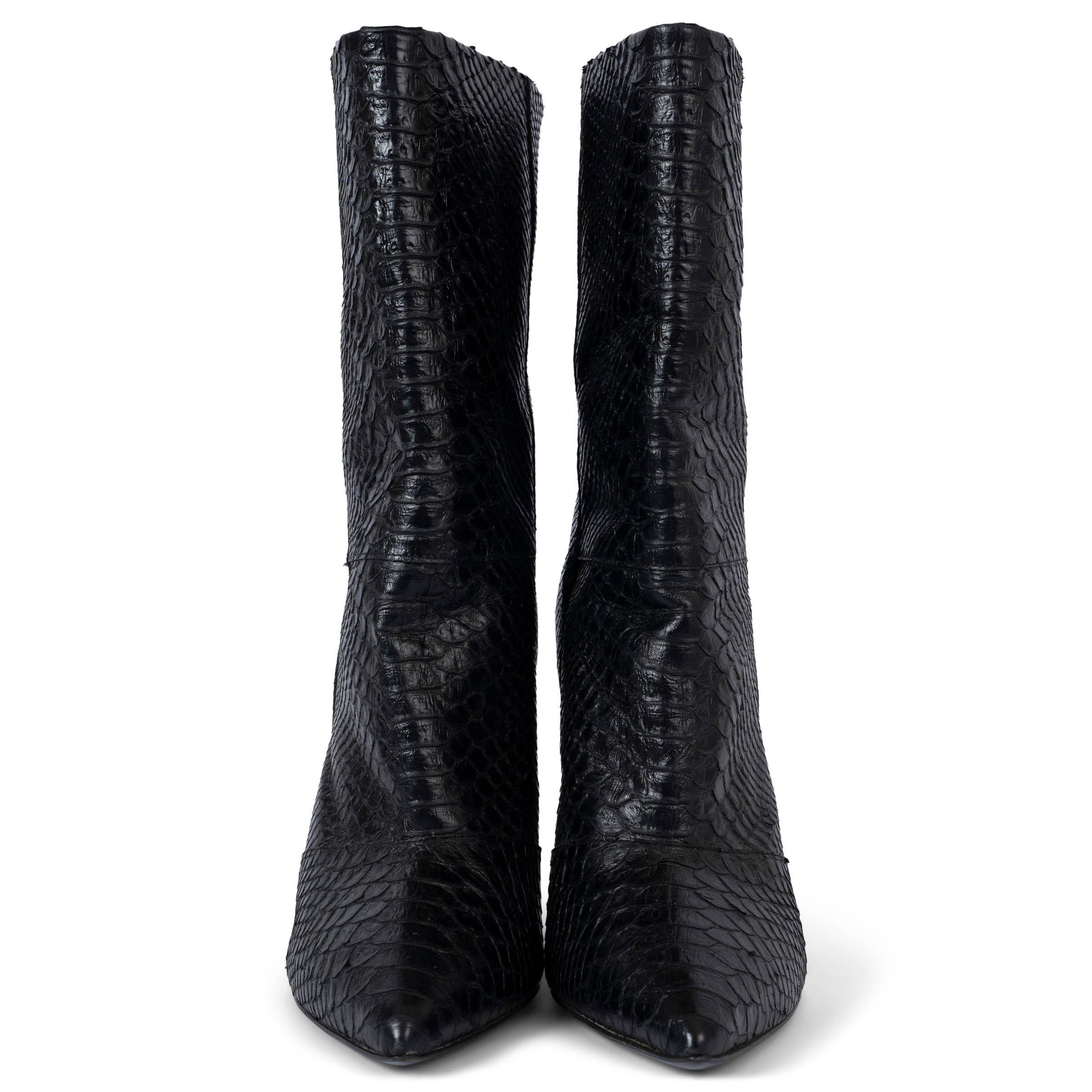 100% autentici Giuseppe Zanotti, stivaletti con zeppa a punta in pelle di vitello nera goffrata con pitone. Sono stati indossati una volta all'interno e sono in condizioni praticamente nuove. 

Misure
Dimensione impressa	41
Taglia delle