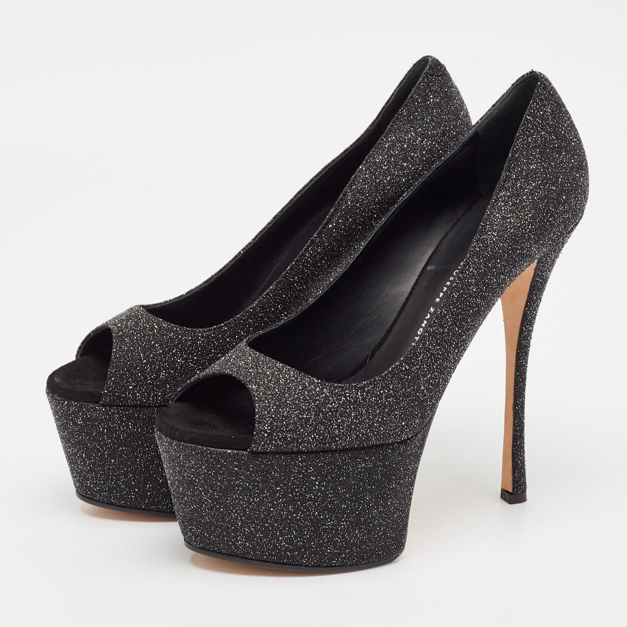 Ces magnifiques escarpins de Giuseppe Zanotti sont montés sur des plateformes solides et des talons de 15 cm de haut. Elles ont été confectionnées en daim noir pailleté et sont dotées d'orteils ouverts. Elles sont dotées de semelles intérieures