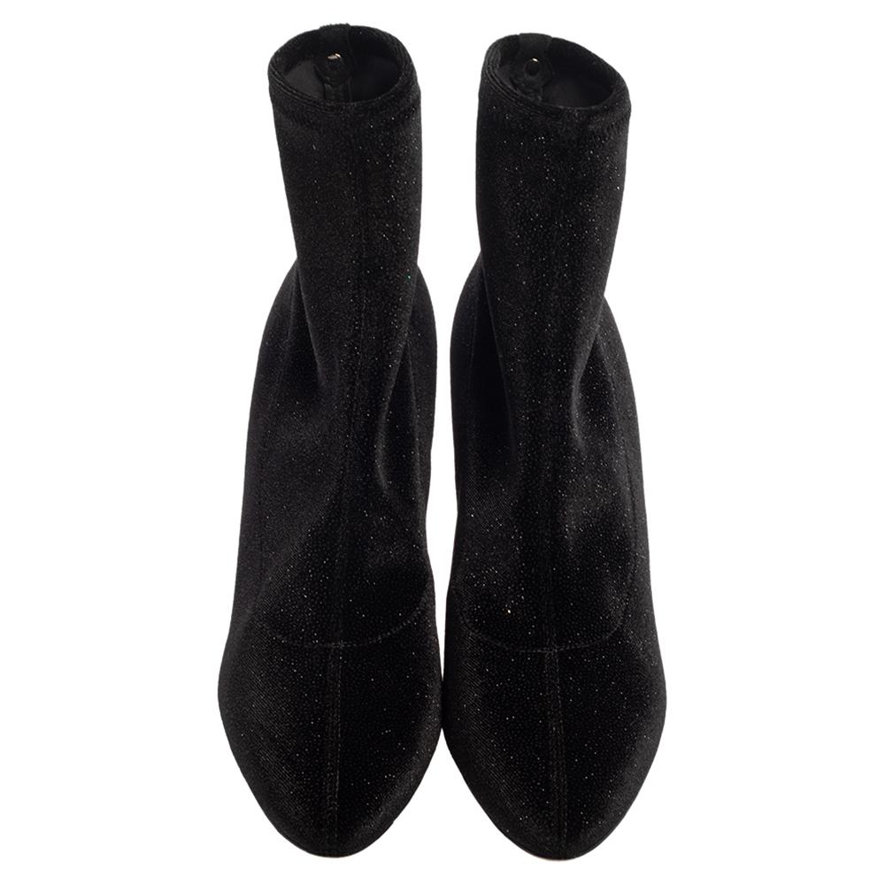 These ankle booties are the creation of the established fashion house of Giuseppe Zanotti. These booties are crafted from glittery velvet and come with a 10 cm heel. This pair features a black hue and logo button detailing on the counters. With
