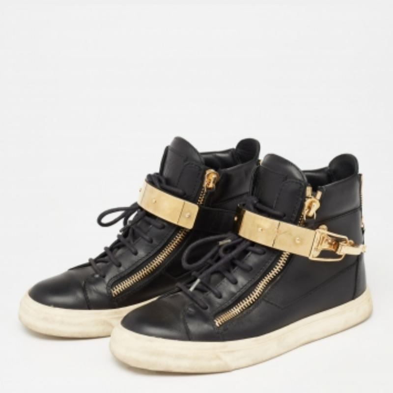 Diese Coby-Sneaker von Giuseppe Zanotti bringen dir unendliche Trendigkeit und zeitgenössischen Stil! Sie sind aus schwarz-goldenem Leder in einer High-Top-Silhouette gefertigt. Sie sind mit Schnürung, Reißverschluss und goldfarbener Hardware