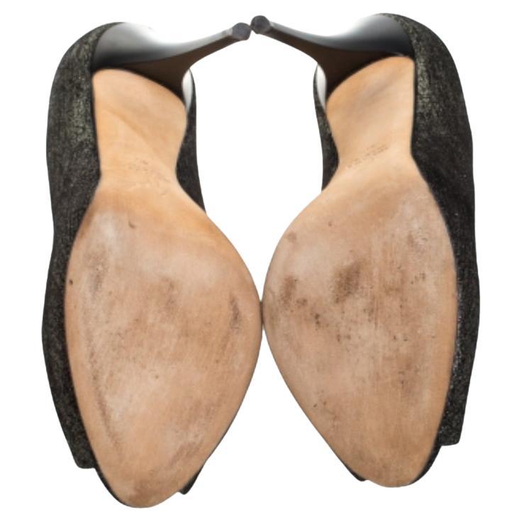Éblouissez les foules et faites-vous remarquer comme jamais auparavant avec ces magnifiques escarpins de Giuseppe Zanotti ! Ces escarpins ont été confectionnés en tissu pailleté et sont dotés d'un bout pointu. Ils présentent des teintes noires et