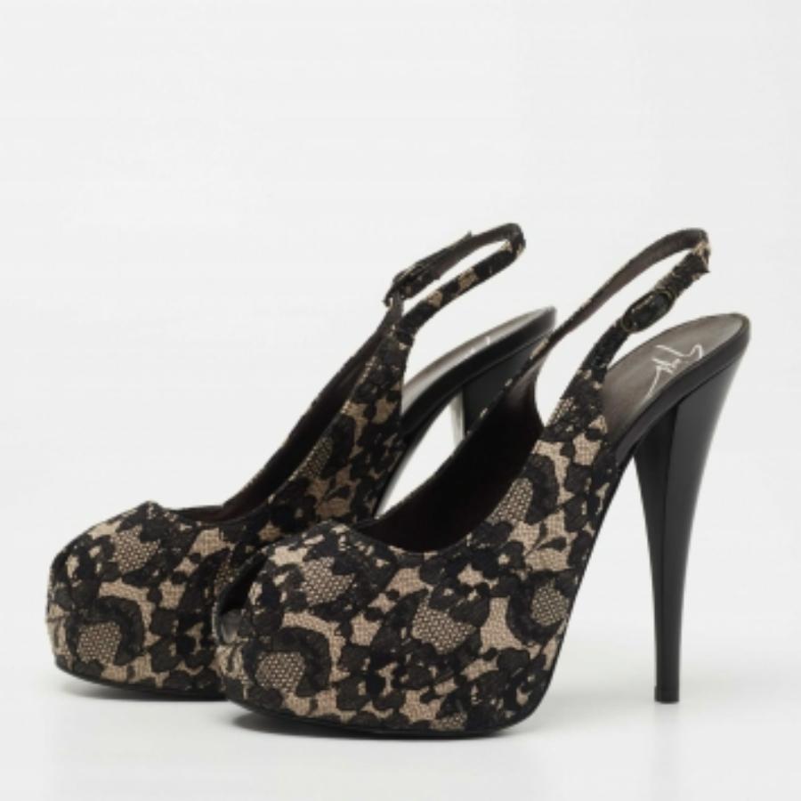 Crea una collezione di scarpe con paia senza tempo in modo da poterle indossare a lungo, indipendentemente dalla stagione o dalla tendenza. Scegli coppie come questa. È un design semplice e sofisticato con una qualità versatile.