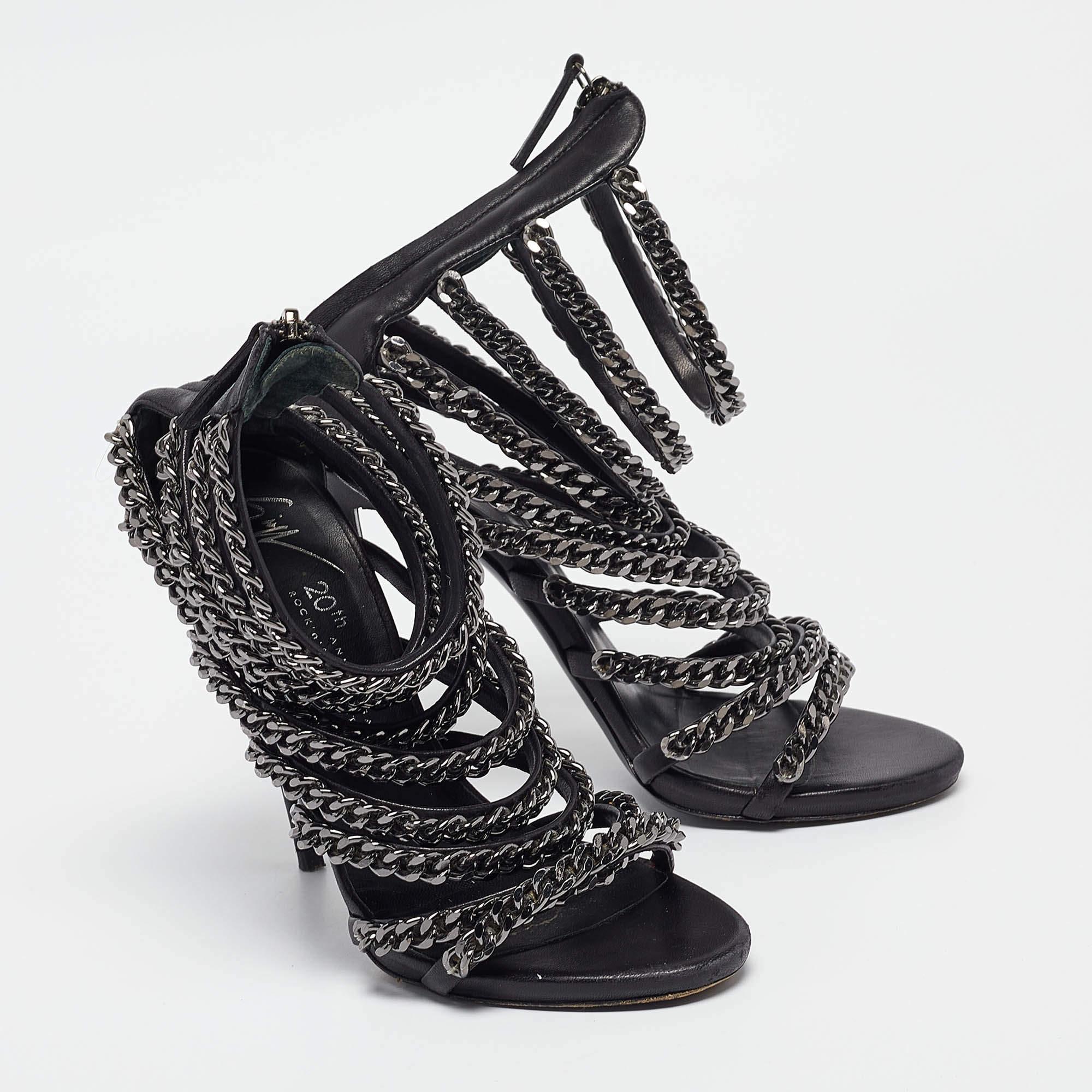 Giuseppe Zanotti Sandales à lanières en cuir noir et chaînes Taille 37.5 État moyen - En vente à Dubai, Al Qouz 2