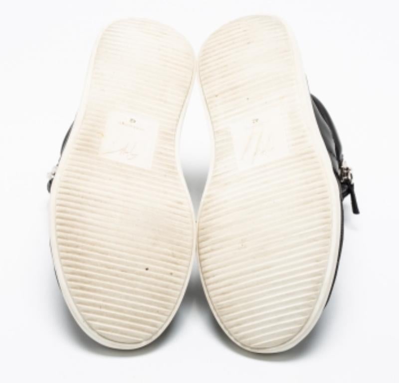 These sneakers from Giuseppe Zanotti are super sturdy, stunning, and stylish. They are crafted from black leather and mesh on the exterior. Adorned with silver-tone hardware, these sneakers showcase lace-up fastenings and zippers on the vamps. Add