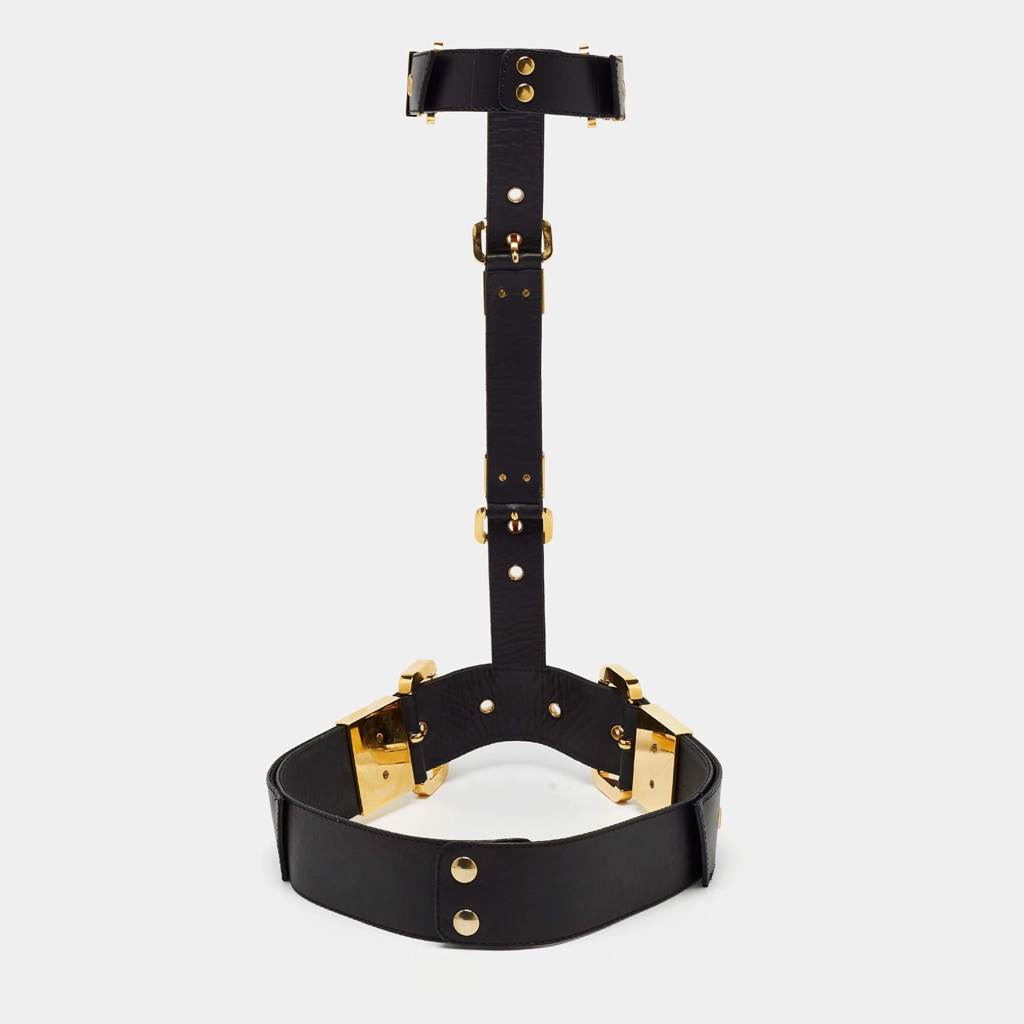 Der Body Harness Gürtel von Giuseppe Zanotti ist ein Statement. Sie ist aus schwarzem Leder gefertigt und mit goldfarbenen Metalldetails versehen, so dass Halsband und Taillengürtel miteinander verbunden sind.

