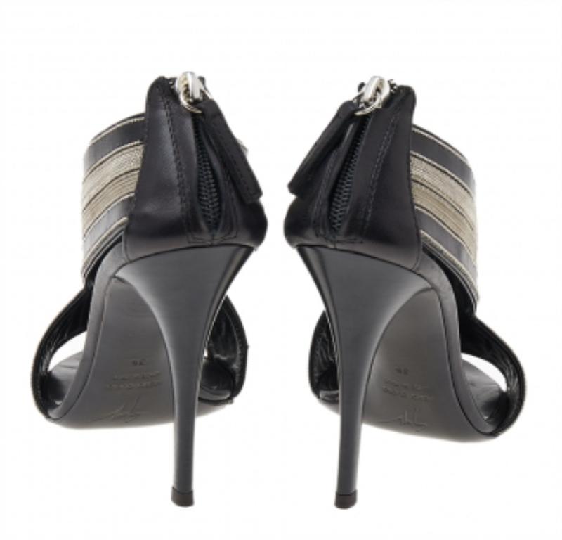 Giuseppe Zanotti Sandales en cuir noir avec chaînes croisées Taille 36 Bon état à Dubai, Al Qouz 2