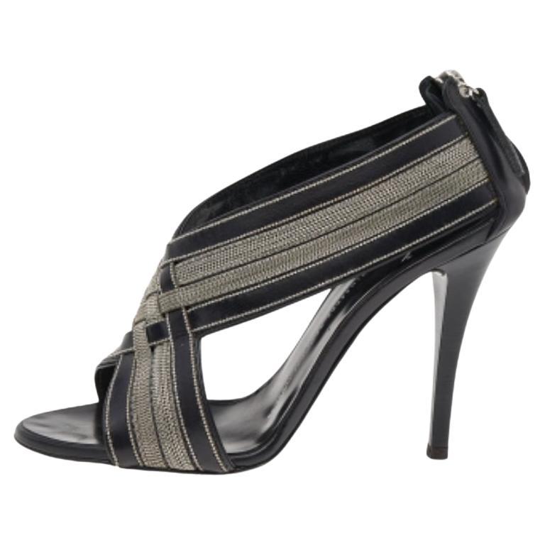 Giuseppe Zanotti Crisscross Sandalen aus schwarzem Leder mit Kette Größe 36