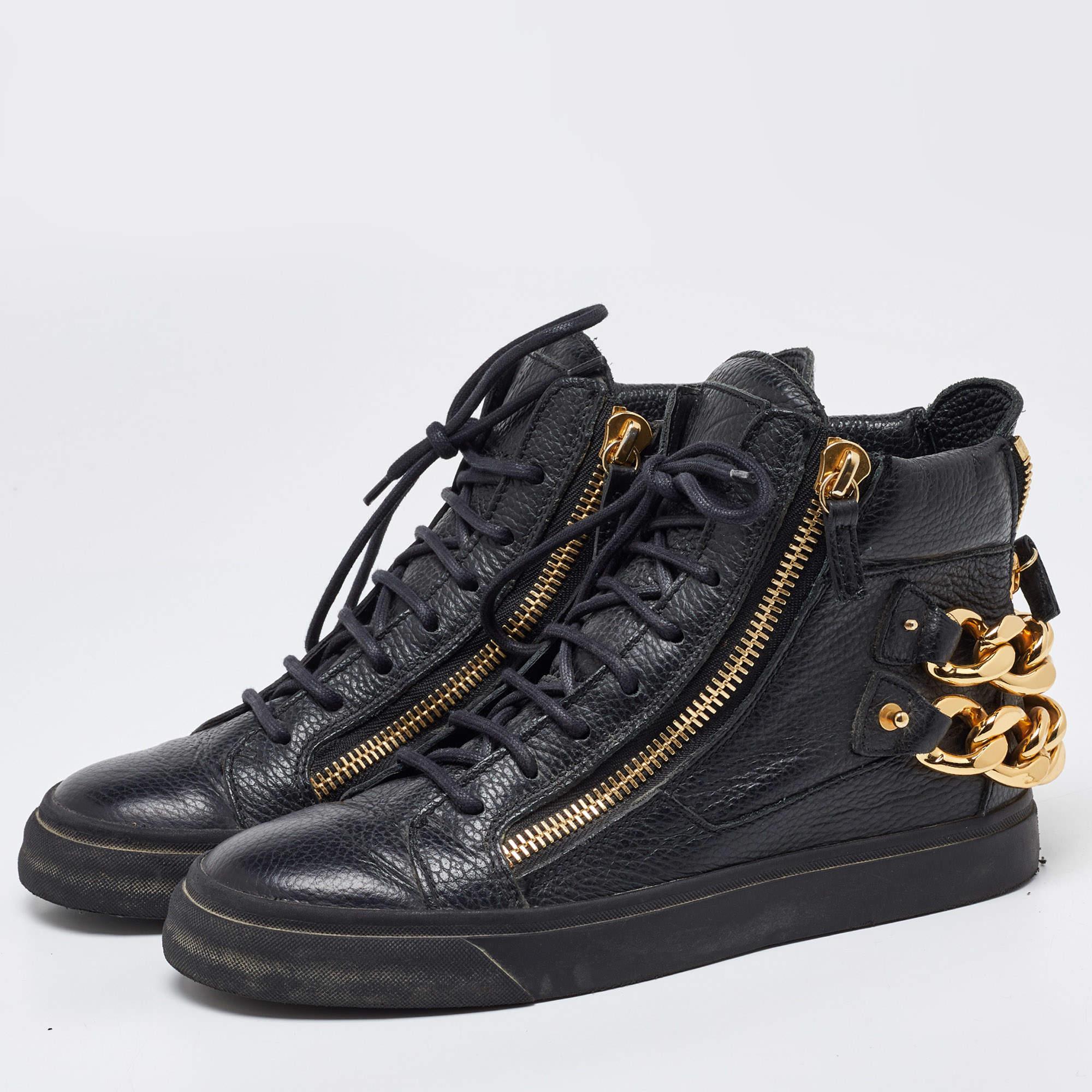 Con una silhouette classica, queste sneakers firmate sono una combinazione perfetta di lusso, comfort e stile. Queste sneakers sono rifinite con dettagli firmati e comode solette.