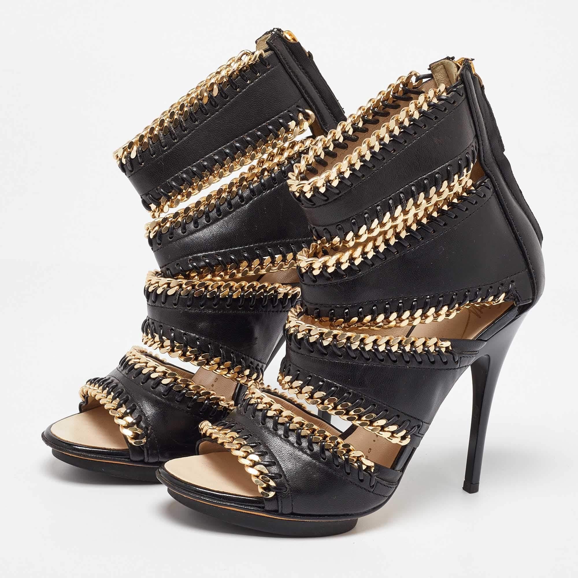 Lascia che siano i tuoi piedi a parlare con questi sandali Guiseppe Zanotti. Progettati con ritagli squisitamente dettagliati sull'esterno in pelle nera, questo paio di sandali trasuda lusso e stile. Brillano grazie alle catene dorate sulla tomaia e
