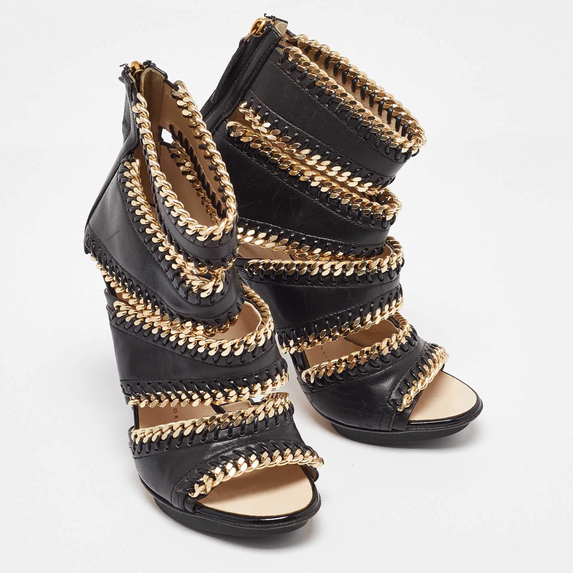 Giuseppe Zanotti - Sandali in pelle nera con catene e decorazioni - misura 35,5 In condizioni buone in vendita a Dubai, Al Qouz 2