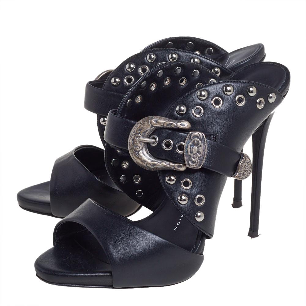 Giuseppe Zanotti Coline Western Schnalle Nieten Pantoletten Sandalen aus schwarzem Leder Größe 37 im Zustand „Gut“ in Dubai, Al Qouz 2