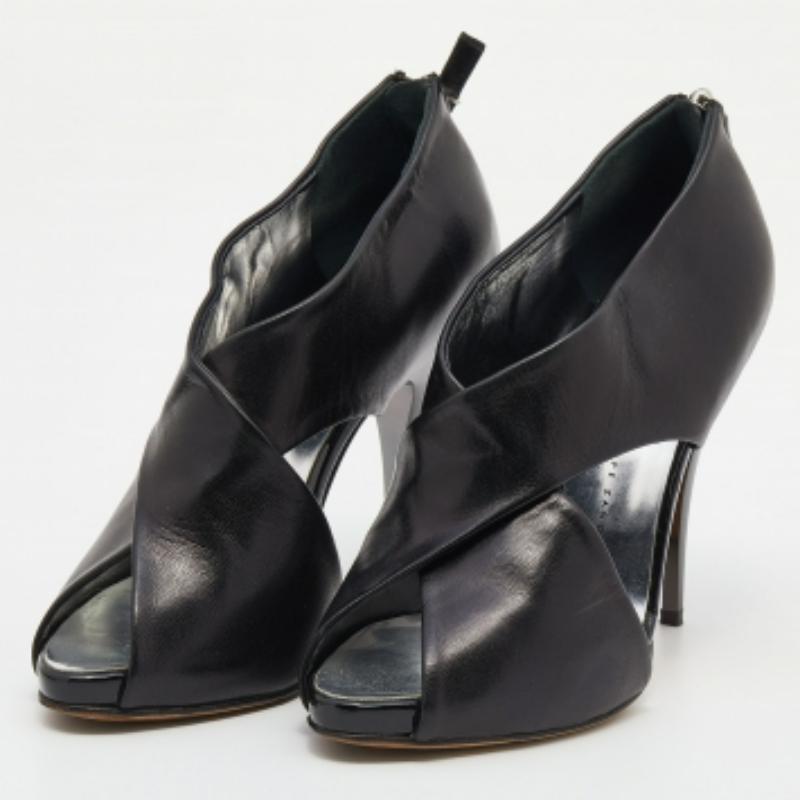 Cette paire est conçue pour projeter un style luxueux sans effort. Ces bottes signées Giuseppe Zanotti sont confectionnées à partir de matériaux de qualité et présentent une silhouette raffinée. Ils sont dotés d'une fermeture à glissière, de
