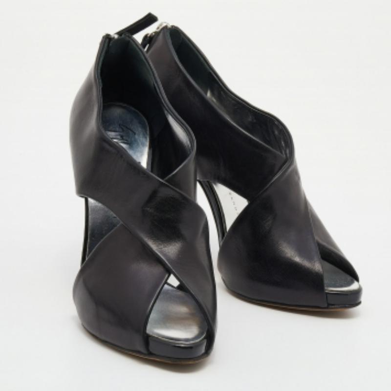 Giuseppe Zanotti bottines croisées en cuir noir Taille 36 Bon état - En vente à Dubai, Al Qouz 2