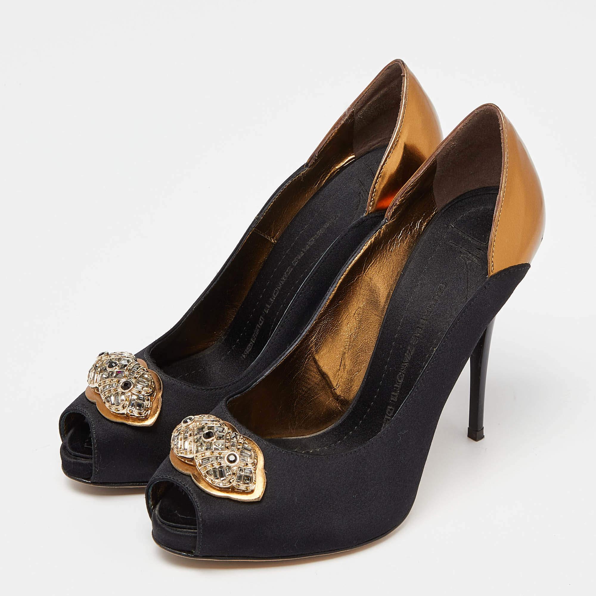 Setzen Sie ein Zeichen mit diesen Designer-Pumps für Damen. Tadellose Verarbeitung  Diese schicken Absätze bieten sowohl Mode als auch Komfort  die Ihren Look mit jedem anmutigen Schritt aufwerten.
