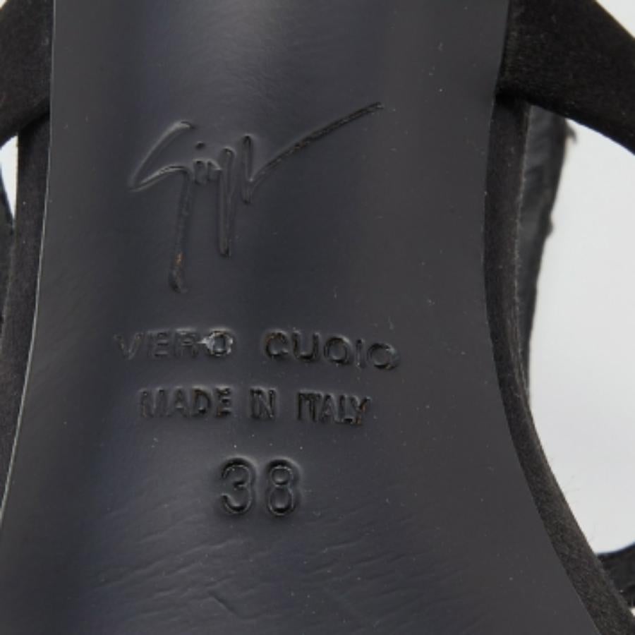 Noir Giuseppe Zanotti Escarpins en cuir noir ornés de cristaux Taille 38 en vente