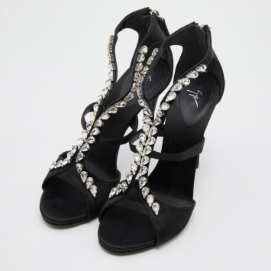Giuseppe Zanotti Escarpins en cuir noir ornés de cristaux Taille 38 Bon état - En vente à Dubai, Al Qouz 2