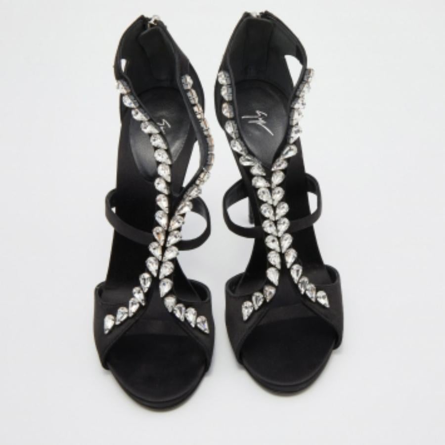 Giuseppe Zanotti Escarpins en cuir noir ornés de cristaux Taille 38 Pour femmes en vente