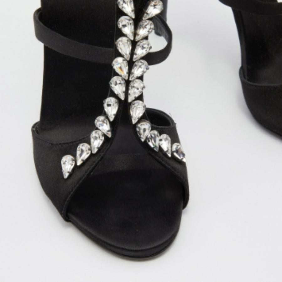 Giuseppe Zanotti Escarpins en cuir noir ornés de cristaux Taille 38 en vente 1