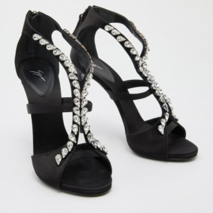 Giuseppe Zanotti Escarpins en cuir noir ornés de cristaux Taille 38 en vente 2