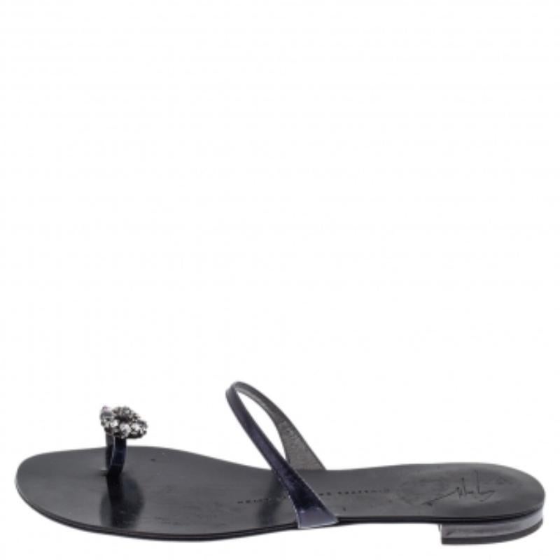 Toutes les créations de Giuseppe Zanotti sont conçues de telle sorte qu'elles constituent un véritable atout pour la mode. Ces sandales sont ornées de cristaux sur les anneaux des orteils et d'une seule bride sur l'empeigne. Séduisante et très