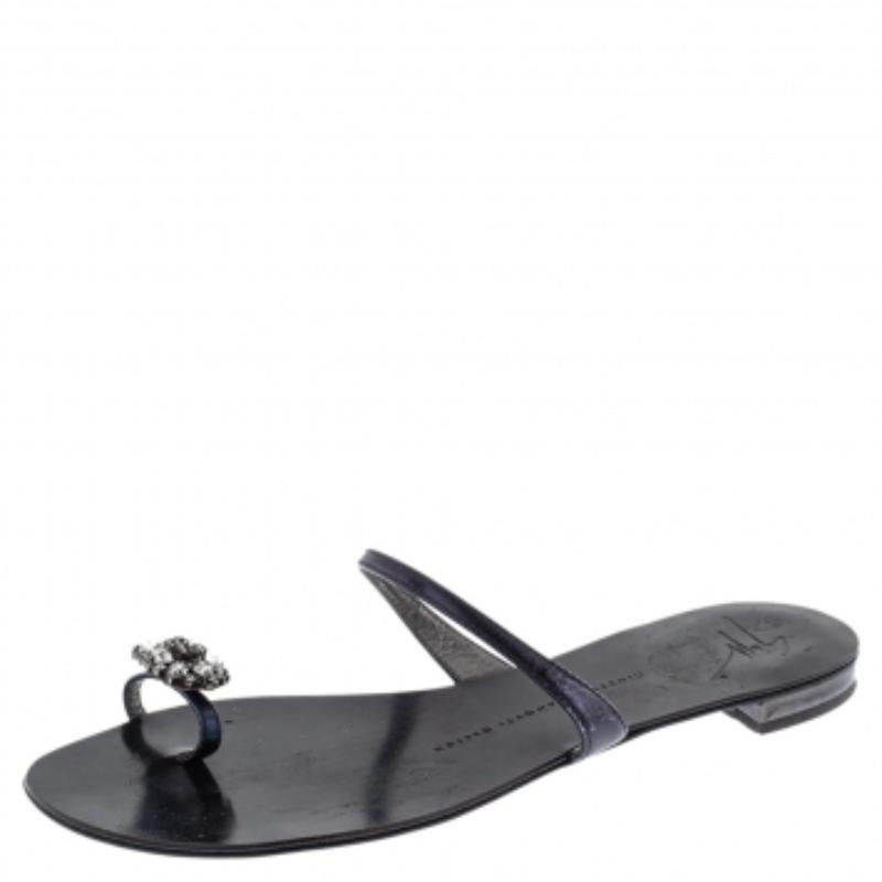 Noir Giuseppe Zanotti Chaussures à bout arrondi en cuir noir avec ornements en cristal Taille 38