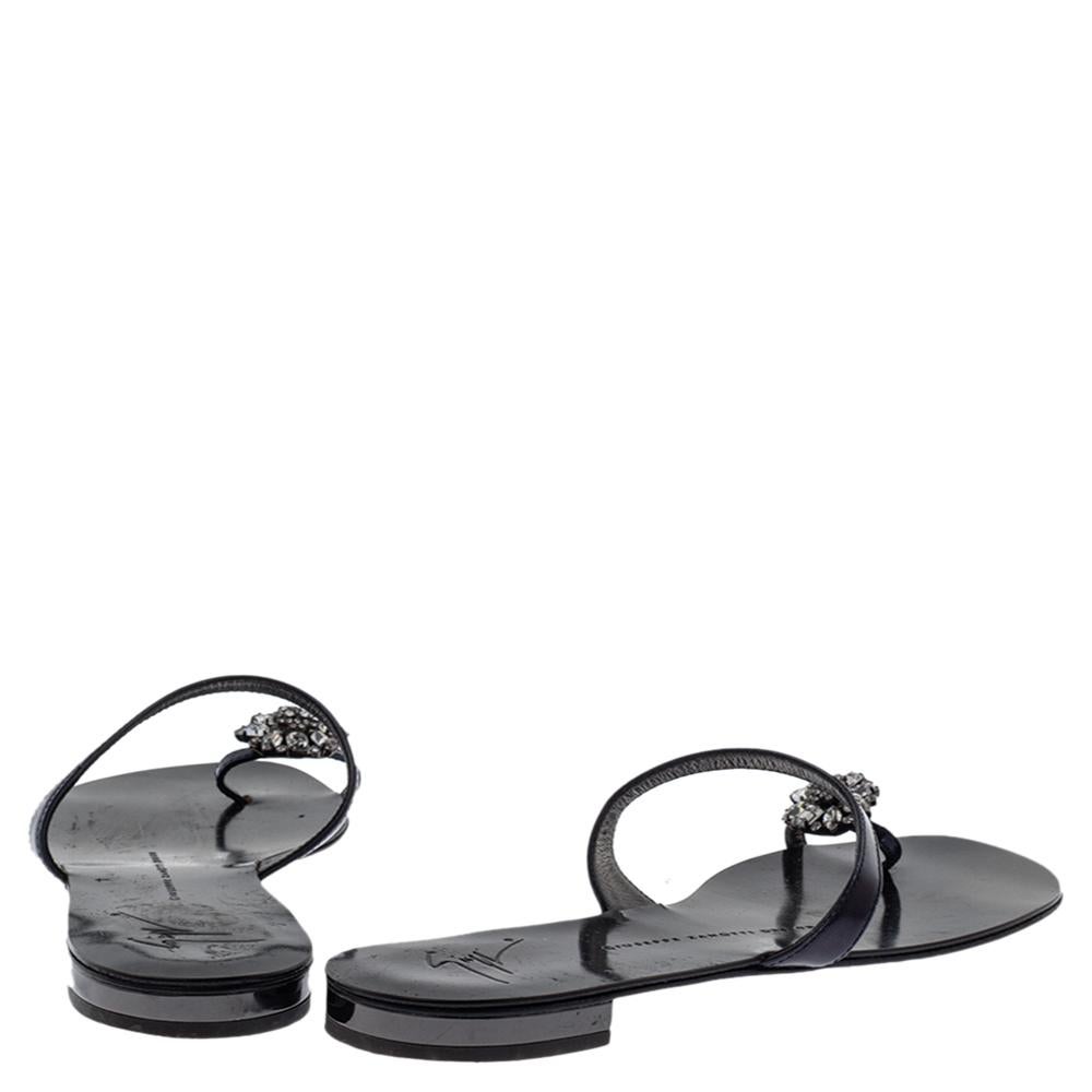 Giuseppe Zanotti flache Schuhe aus schwarzem Leder mit Kristallverzierungen an der Zehe, Größe 38 (Schwarz) im Angebot