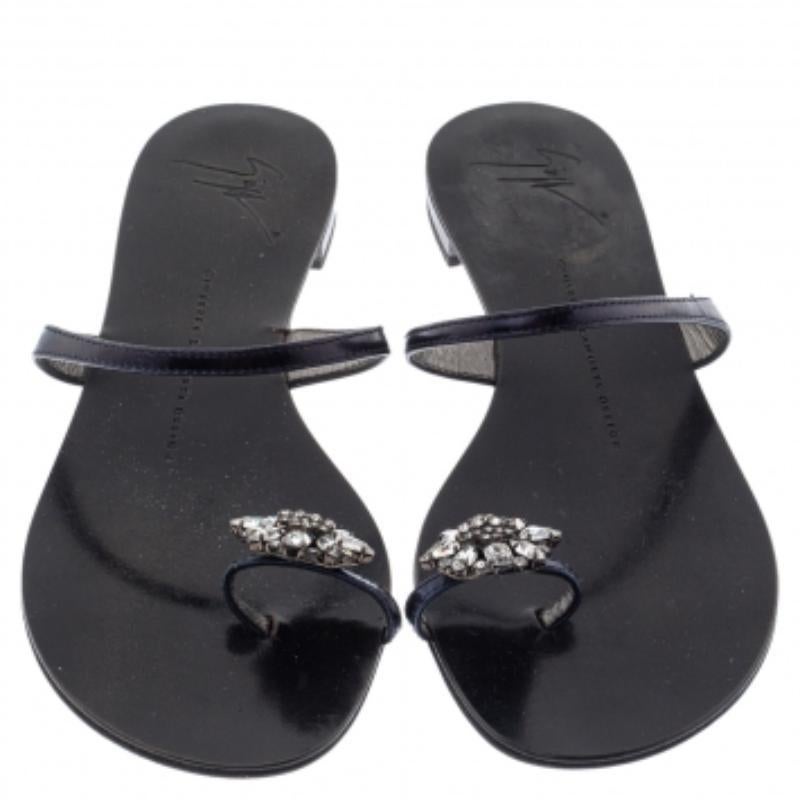 Giuseppe Zanotti Chaussures à bout arrondi en cuir noir avec ornements en cristal Taille 38 Bon état à Dubai, Al Qouz 2
