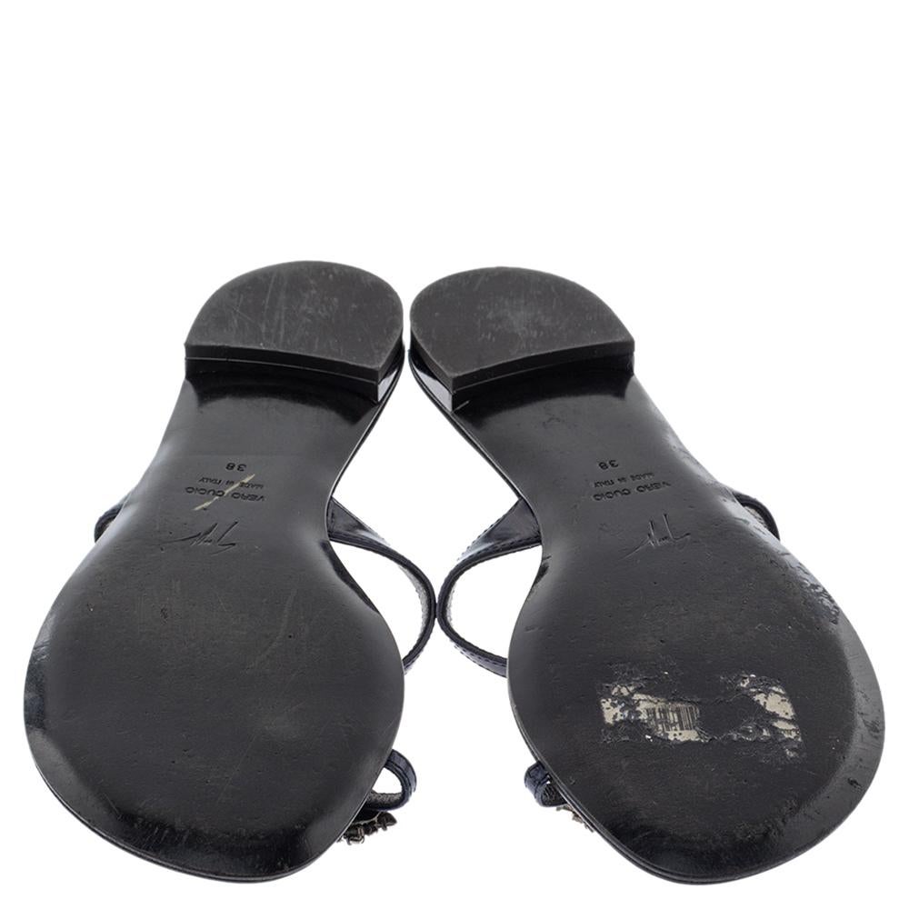 Giuseppe Zanotti flache Schuhe aus schwarzem Leder mit Kristallverzierungen an der Zehe, Größe 38 im Zustand „Gut“ im Angebot in Dubai, Al Qouz 2
