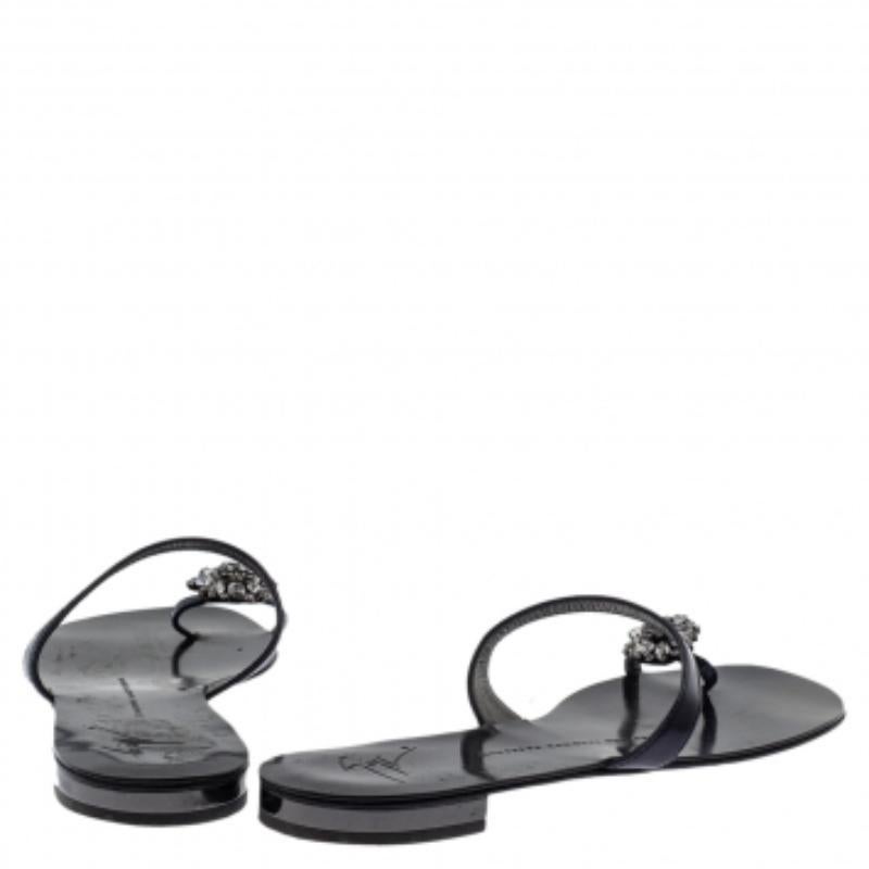  Giuseppe Zanotti Chaussures à bout arrondi en cuir noir avec ornements en cristal Taille 38 Pour femmes 