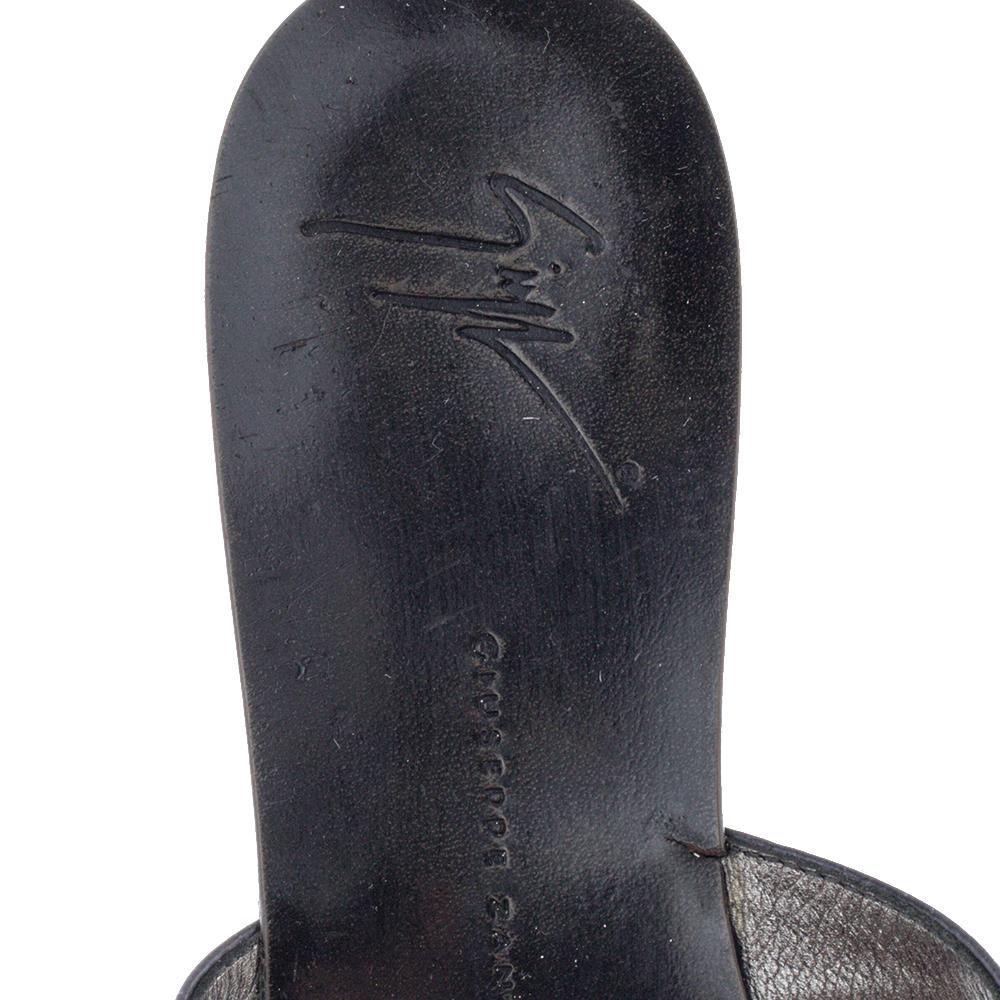Giuseppe Zanotti flache Schuhe aus schwarzem Leder mit Kristallverzierungen an der Zehe, Größe 38 im Angebot 1