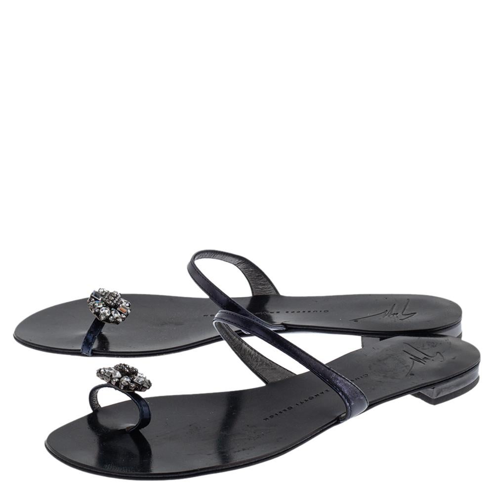 Giuseppe Zanotti flache Schuhe aus schwarzem Leder mit Kristallverzierungen an der Zehe, Größe 38 im Angebot 2