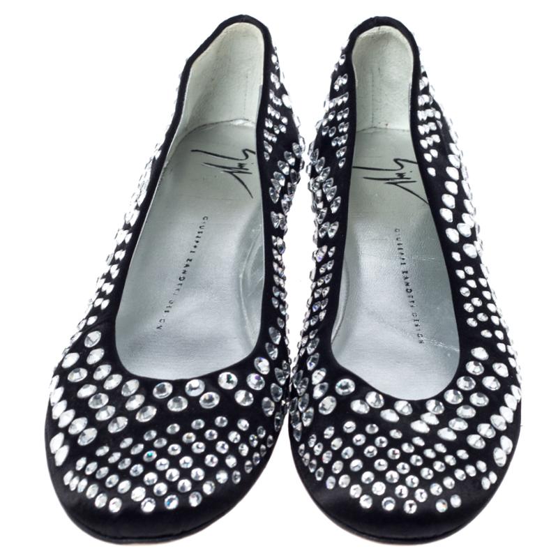 You're all set to sparkle and shine in these lovely ballet flats from Giuseppe Zanotti. The black flats are crafted from leather and feature an elegant silhouette. They flaunt round toes, exquisite crystal embellishments detailed all over and