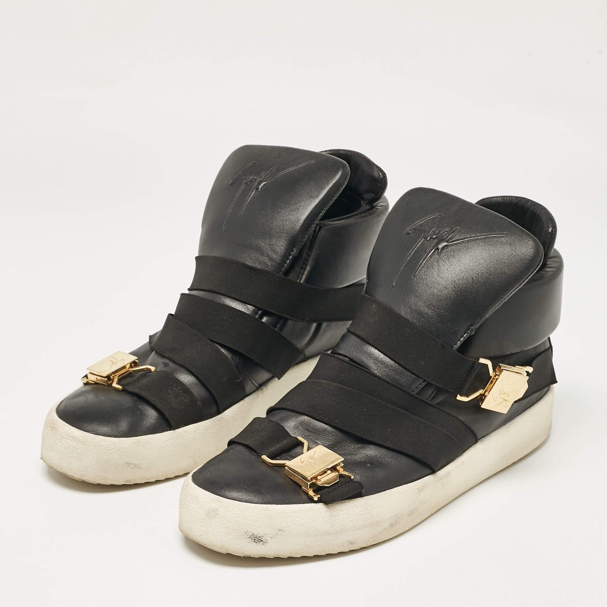 Mit diesen Sneakern von Giuseppe Zanotti erlebst du mühelosen Luxus. Diese luxuriösen Treter bieten eine harmonische Mischung aus Stil und Komfort  perfekt für alle, die bei jedem Schritt Raffinesse verlangen.