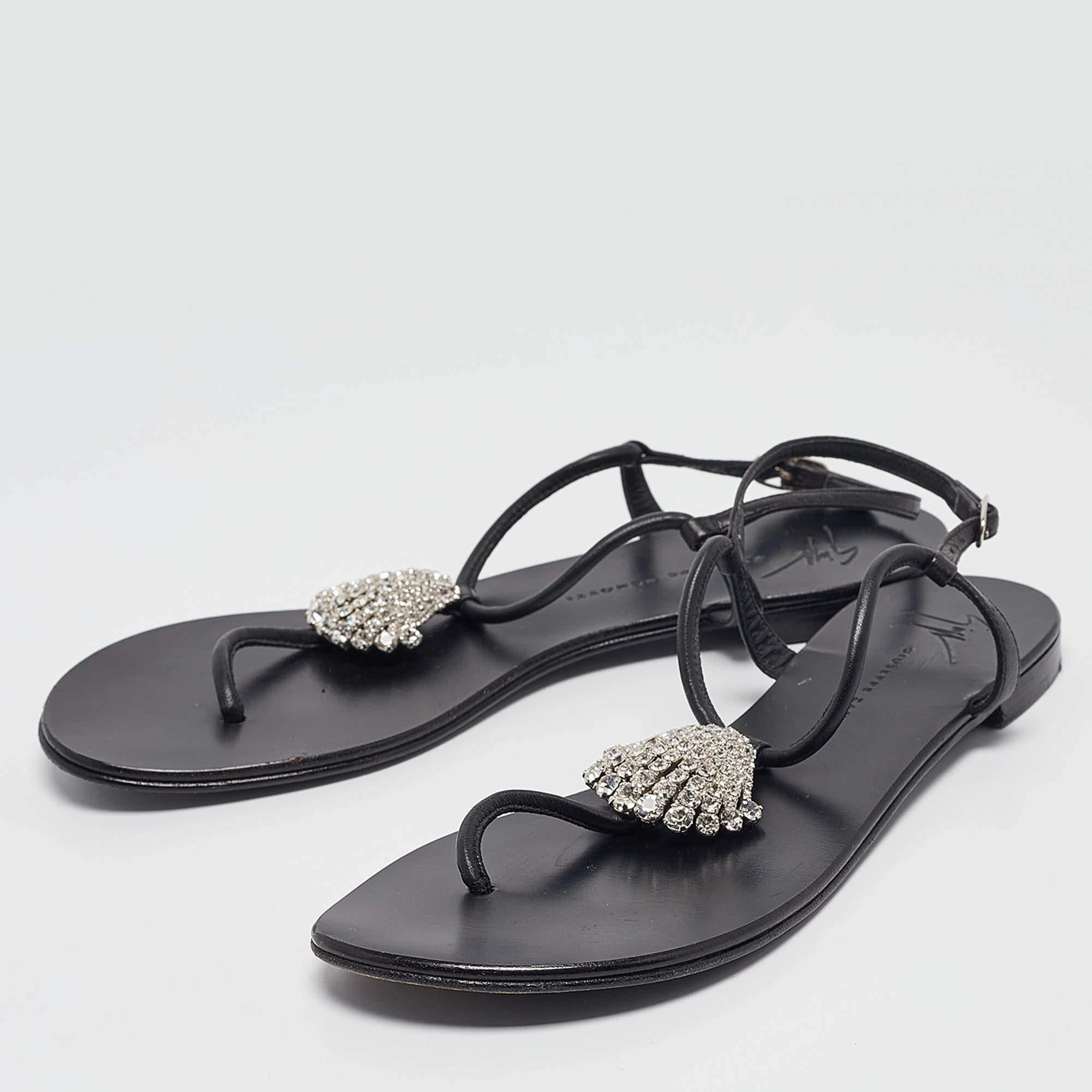 Diese Sandalen umrahmen Ihre Füße auf elegante Weise. Gefertigt aus hochwertigen MATERIALEN  sie zeigen ein stilvolles Display  bequeme Einlegesohlen und haltbare Absätze.