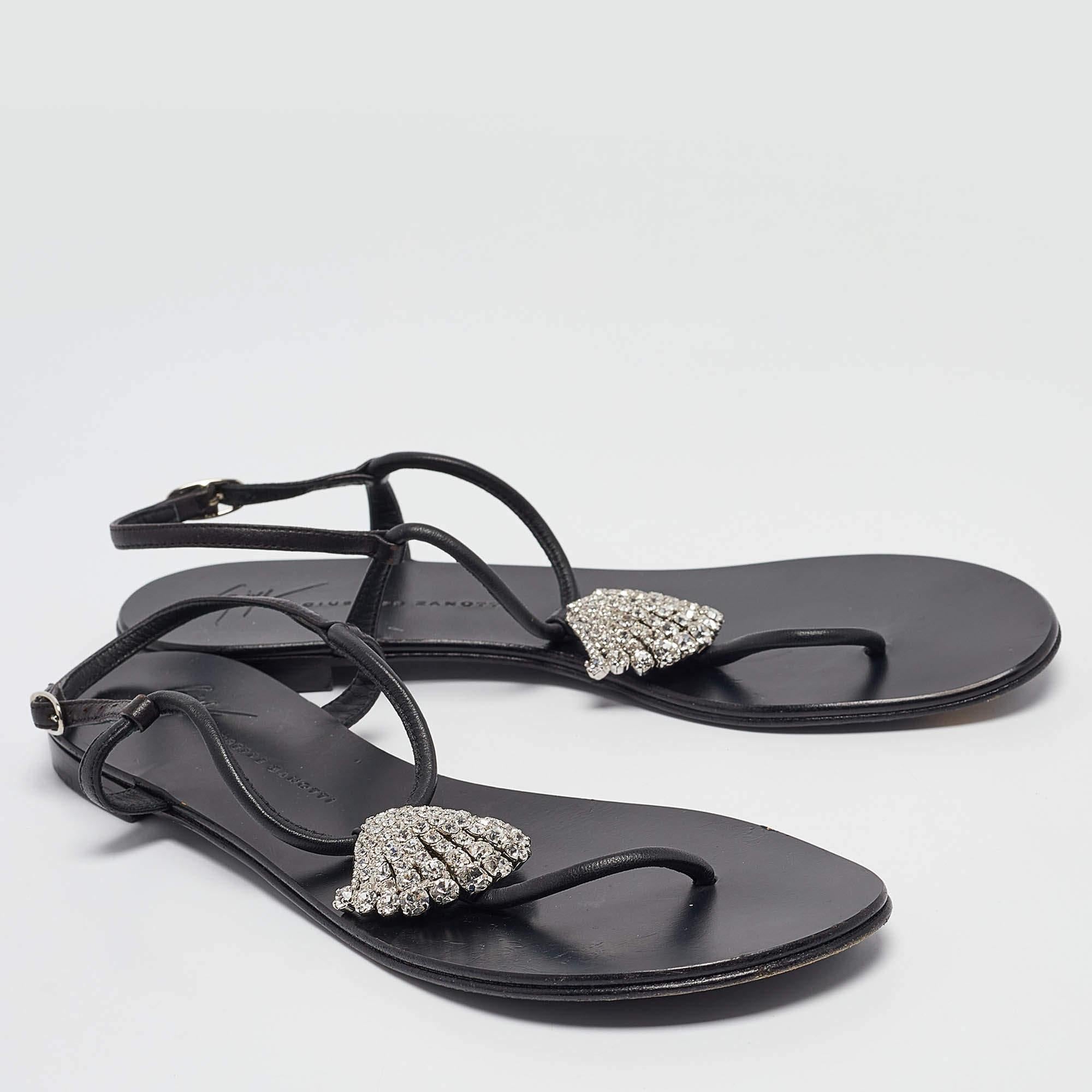 Giuseppe Zanotti Emmy Lou flache Sandalen aus schwarzem Leder, Größe 38,5 im Zustand „Gut“ im Angebot in Dubai, Al Qouz 2