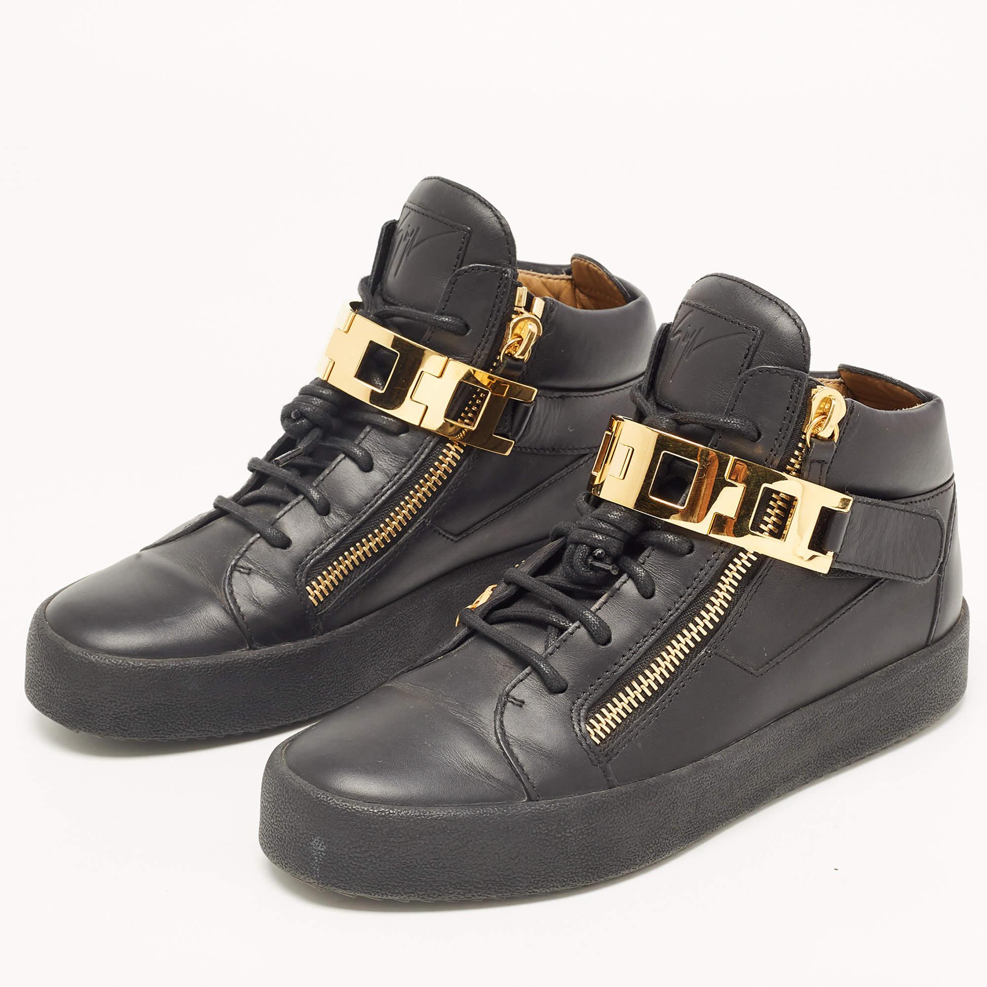 Give your outfit a luxe update with this pair of Giuseppe Zanotti men's sneakers. The shoes are sewn perfectly to help you make a statement in them for a long time.


Includes
Original Dustbag