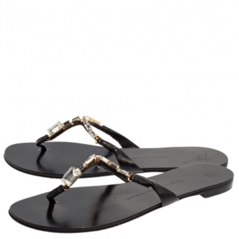 These flat sandals from Giuseppe Zanotti are made from leather and detailed with crystal embellishments on the vamps. The thong design ensures that they are easy to slip into. Designed in a black shade, these sandals are a great way to highlight any