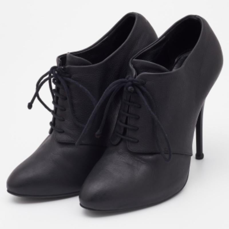 Sortez en toute confiance en arborant ces bottes. Avec un attrait unique, ils ont l'amalgame parfait entre une construction durable et un attrait chic. Équilibrée par une semelle durable, cette paire assure un confort maximal.