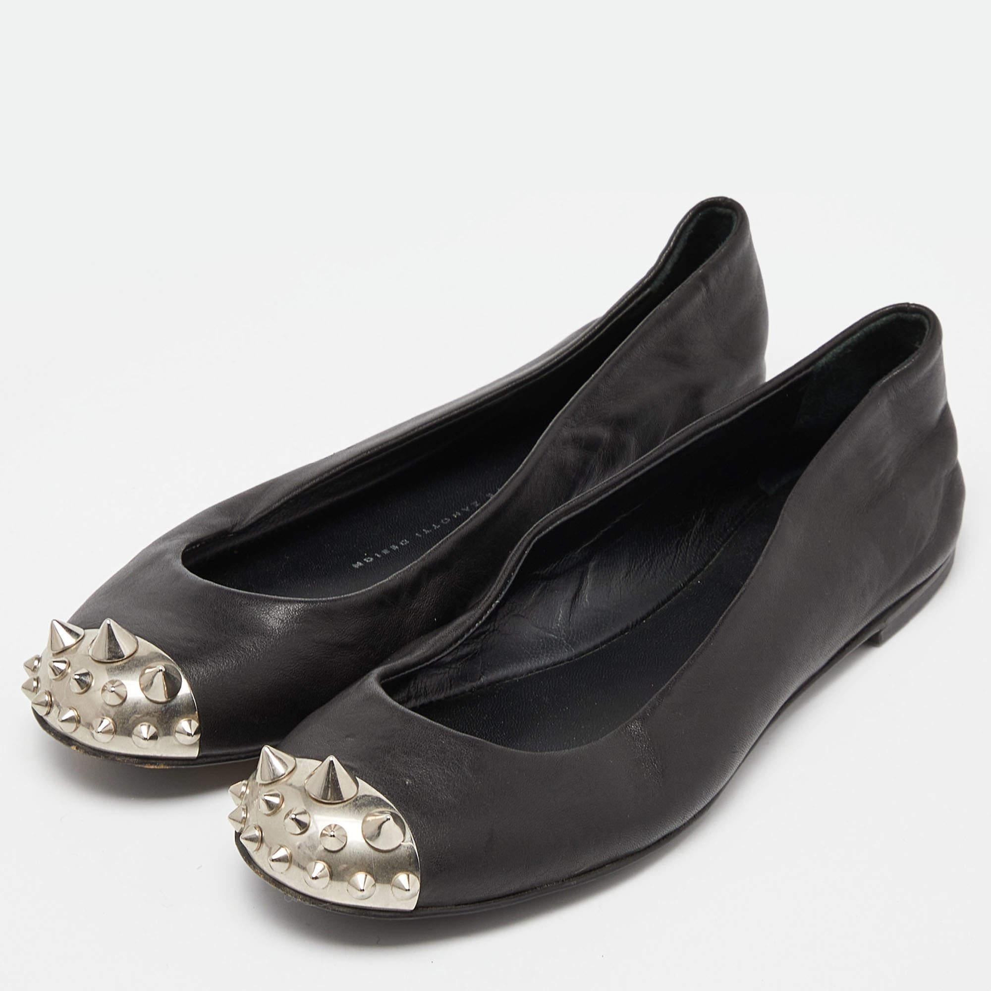 Complétez votre look en ajoutant ces ballerines de créateur à votre collection de chaussures de tous les jours. Ils sont fabriqués avec soin pour garantir un ajustement et un style parfaits.