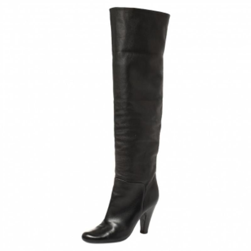 Elevate your style quotient with these high-fashioned boots from the house of Giuseppe Zanotti. Crafted from black leather, these boots can be worn knee-high or be folded for an ankle-length look. Style them anything from short hemlines to denim