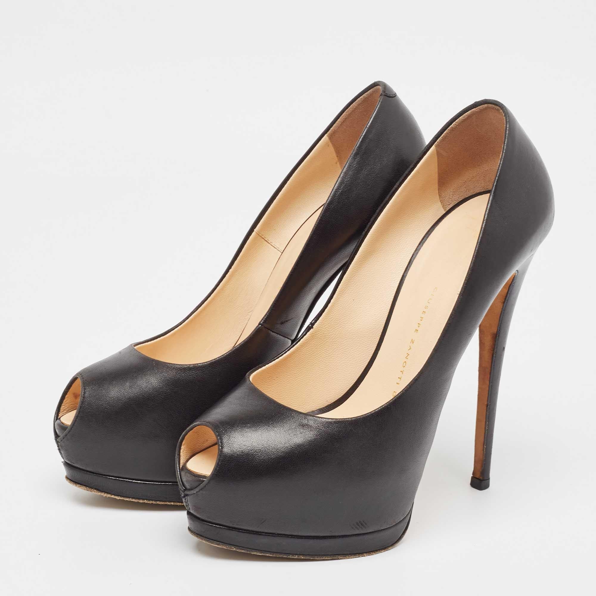 Curvaceous arches a feminine appeal and a well built structure define this set of designer pumps. Coming with comfortable insoles and sleek heels style them with your favorite outfits.
