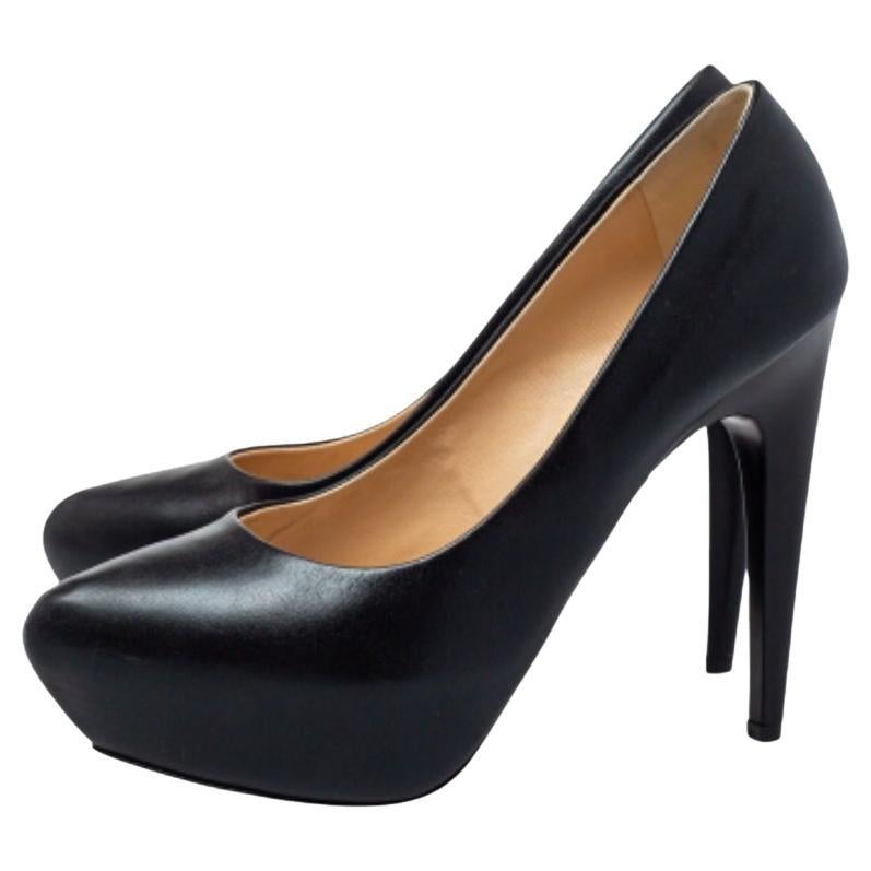 Transform into a style diva when you wear these lovely Giuseppe Zanotti pumps. They are crafted from back leather and styled with almond toes and well-cut vamps. They come equipped with comfortable leather-lined insoles, concealed platforms, and 12