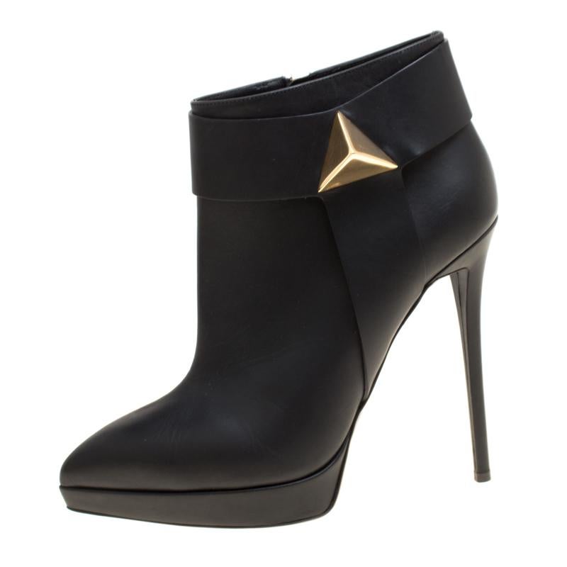 How can one not be in love with these ankle boots from Giuseppe Zanotti! Crafted from leather and styled to an ankle-length, these boots are on-point with style. They come with platforms, pointed toes, 13.5 cm heels and pyramid studs on the sides.