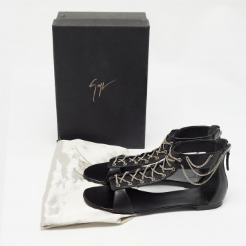 Enmarca tus pies con estas sandalias planas Giuseppe Zanotti. Creadas con los mejores materiales, las bailarinas son perfectas con dobladillos cortos, midi y maxi.