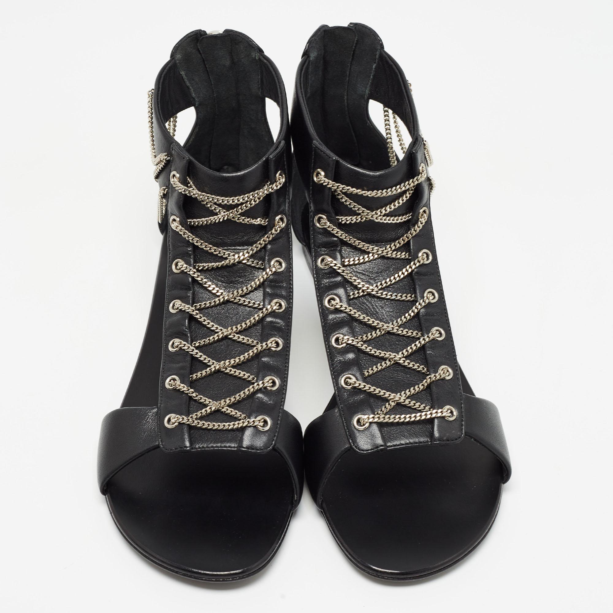 Giuseppe Zanotti Black Leather Roll Chain Flat Sandals Size 41 In Excellent Condition For Sale In Dubai, Al Qouz 2