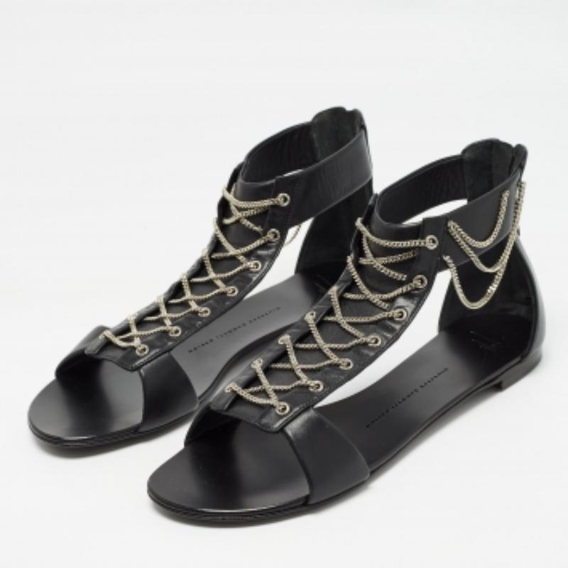 Giuseppe Zanotti Sandalias planas de piel negra con cadena de rollo talla 41 en Bueno estado para la venta en Dubai, Al Qouz 2