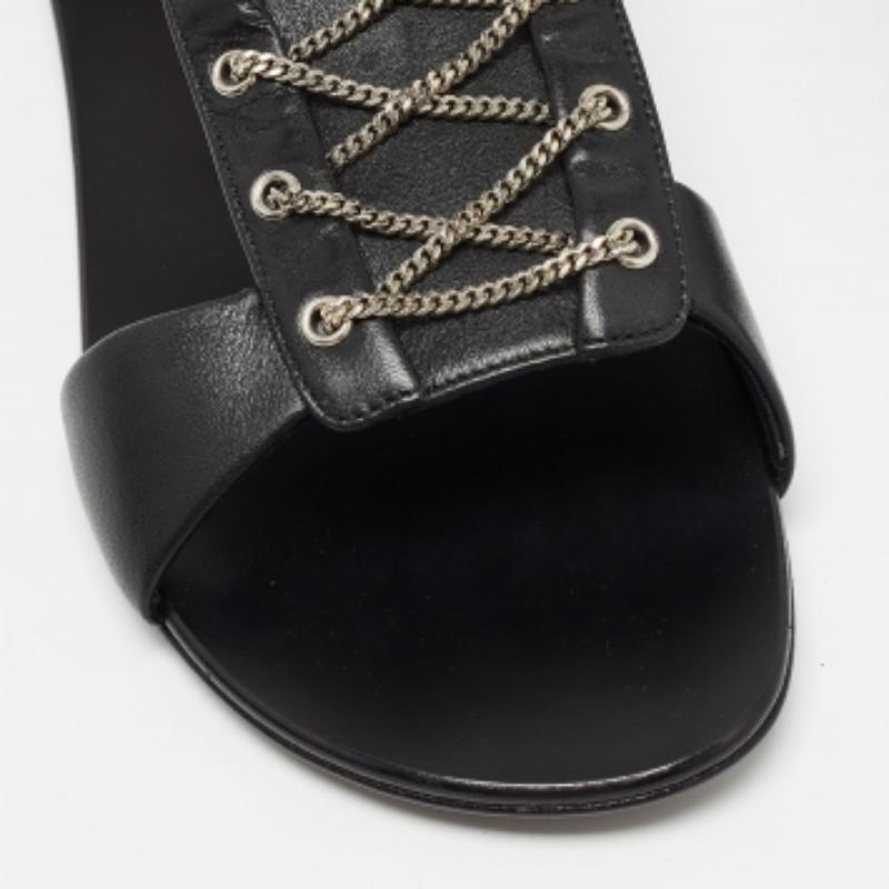 Giuseppe Zanotti Sandalias planas de piel negra con cadena de rollo talla 41 en venta 2