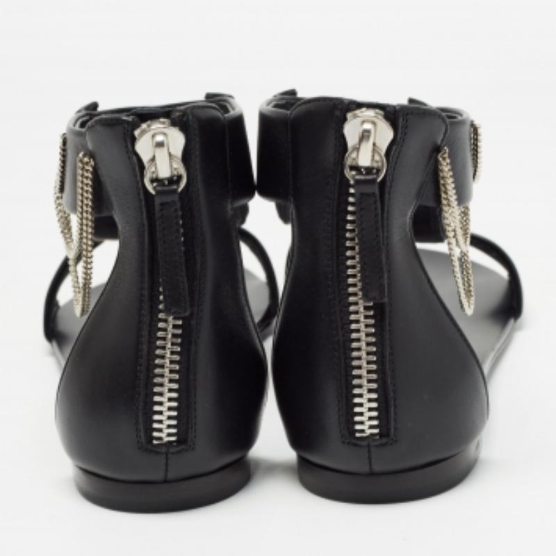 Giuseppe Zanotti Sandalias planas de piel negra con cadena de rollo talla 41 en venta 3